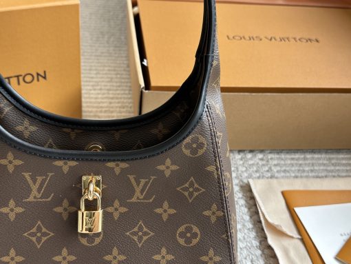 The new LV ladies' The Drop underarm bag - Image 3