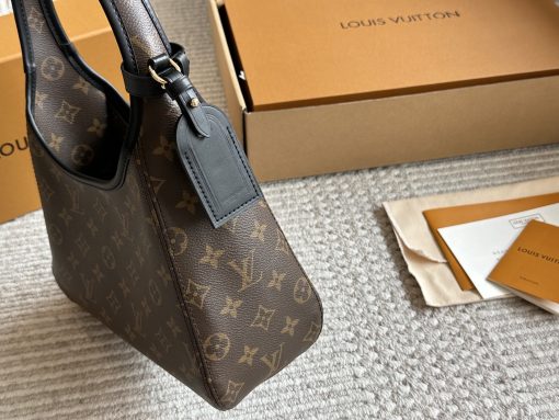 The new LV ladies' The Drop underarm bag - Image 4