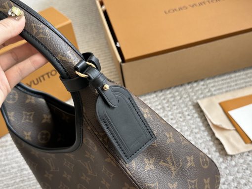 The new LV ladies' The Drop underarm bag - Image 9