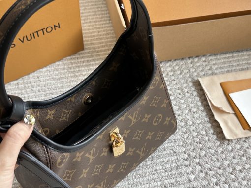 The new LV ladies' The Drop underarm bag - Image 10