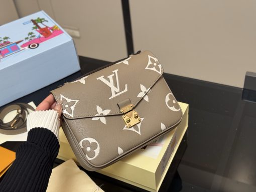Lv cowhide messenger bag