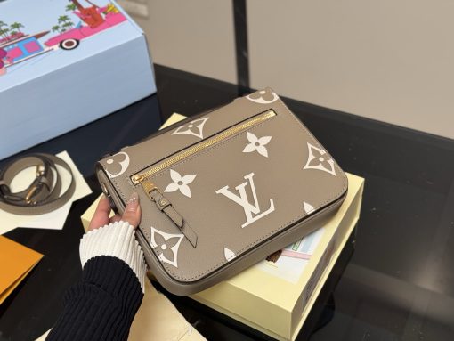 Lv cowhide messenger bag - Image 9