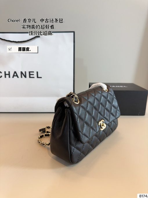 Chanel chain handbag - Image 4