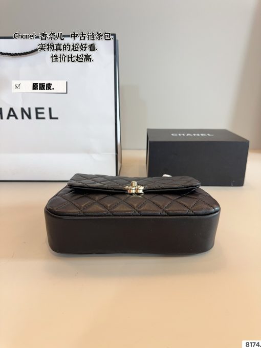 Chanel chain handbag - Image 5
