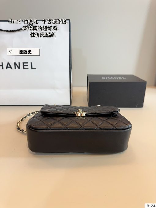 Chanel chain handbag - Image 8