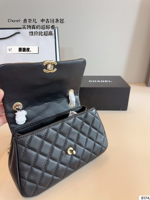 Chanel chain handbag - Image 9