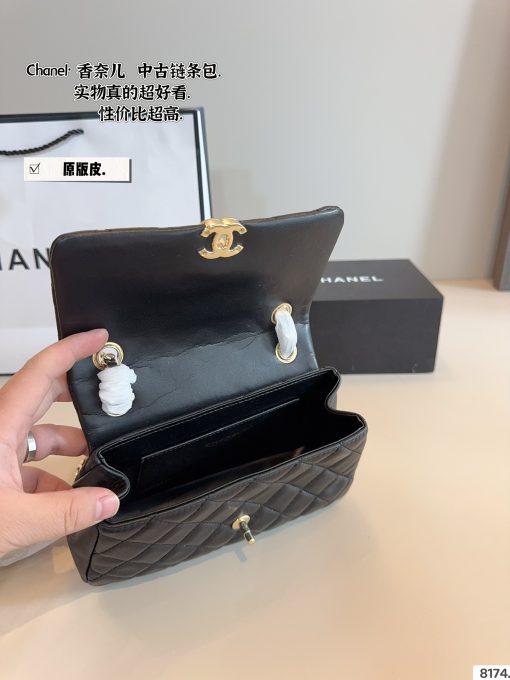 Chanel chain handbag - Image 10