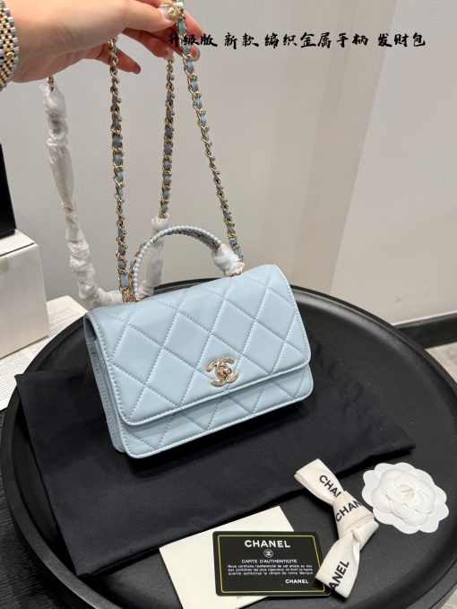 The Chanel money bag is portable - Image 3
