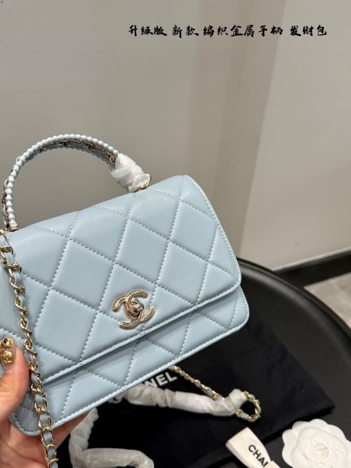 The Chanel money bag is portable - Image 5