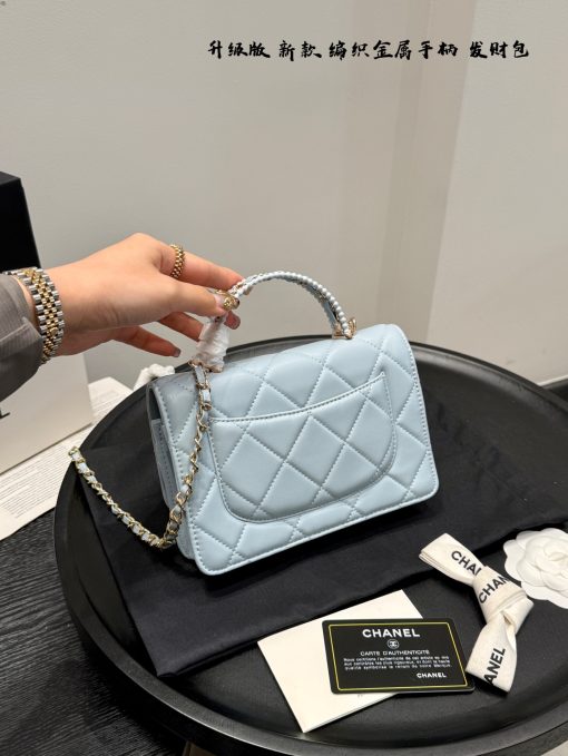 The Chanel money bag is portable - Image 6