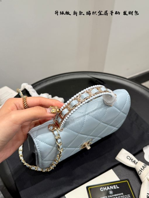 The Chanel money bag is portable - Image 8
