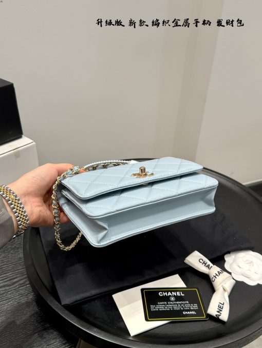 The Chanel money bag is portable - Image 9