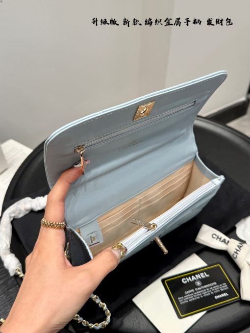 The Chanel money bag is portable - Image 10