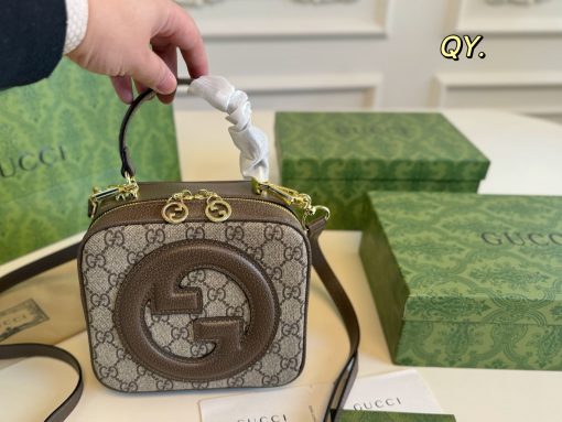 Gucci carries a camera bag - Image 2