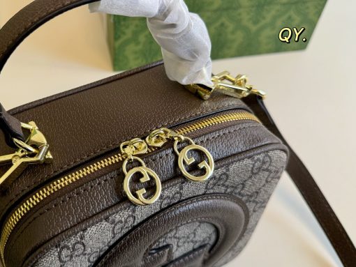 Gucci carries a camera bag - Image 4