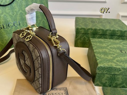 Gucci carries a camera bag - Image 5