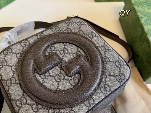 Gucci carries a camera bag - Image 6