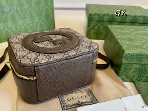 Gucci carries a camera bag - Image 7
