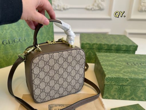 Gucci carries a camera bag - Image 9