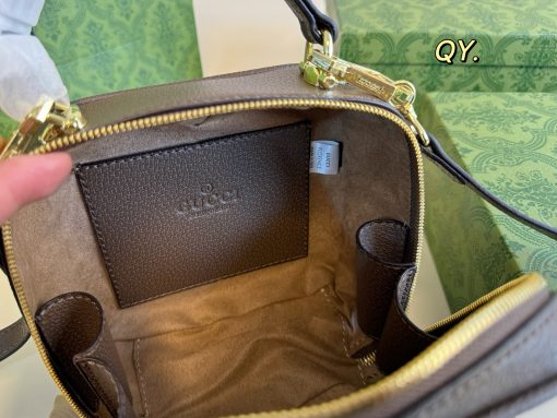 Gucci carries a camera bag - Image 10