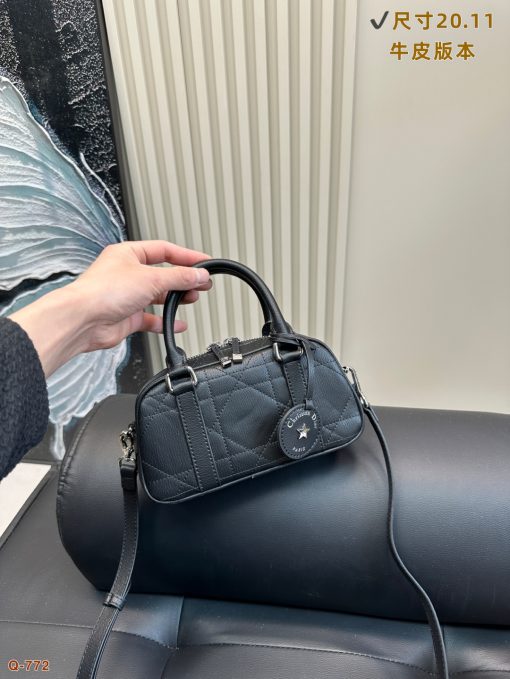 Dior Groove pillow bag - Image 4