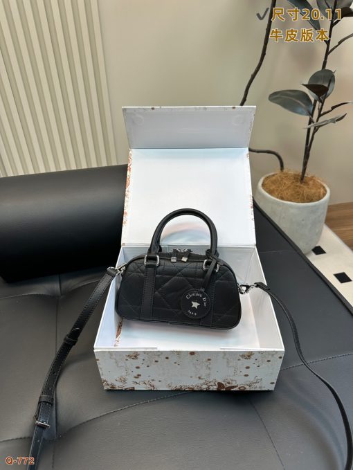 Dior Groove pillow bag - Image 9