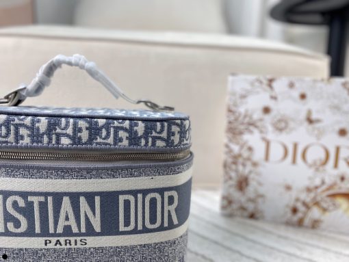 Dior travel vanity makeup bag - Image 4