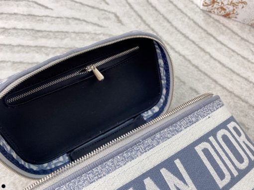 Dior travel vanity makeup bag - Image 9