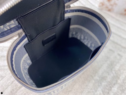 Dior travel vanity makeup bag - Image 10