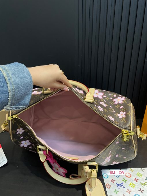 LV travel bag - Image 10