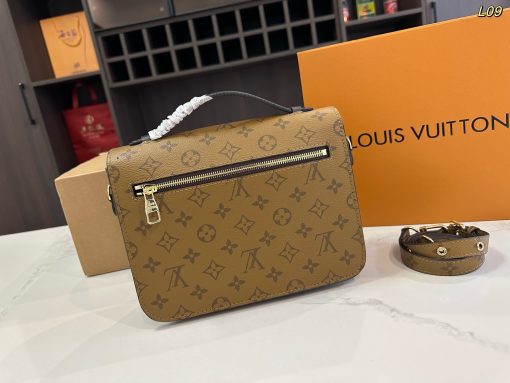 LV messenger bag - Image 8