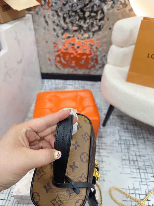 LV cosmetic bag - Image 4
