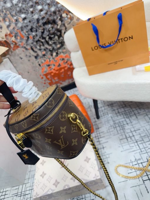 LV cosmetic bag - Image 6
