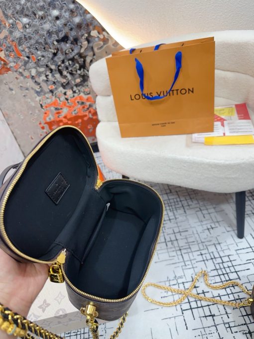 LV cosmetic bag - Image 10