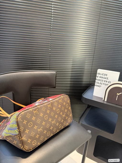 LV shopping bag - Image 9