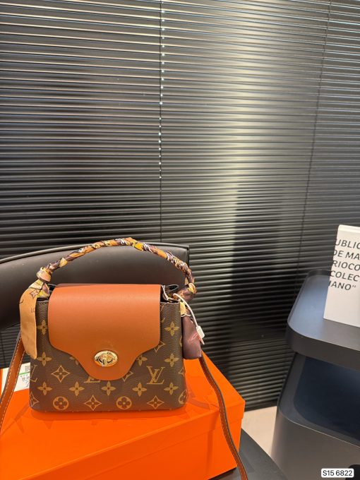 LV tote bag - Image 4