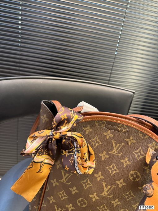 LV tote bag - Image 9
