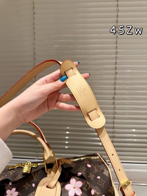 LV city keepal travel bag - Image 7