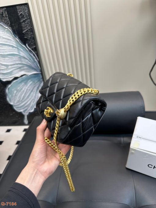 Chanel chain bag - Image 4