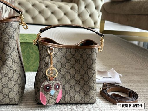GUCCI Emblem bucket bag - Image 4