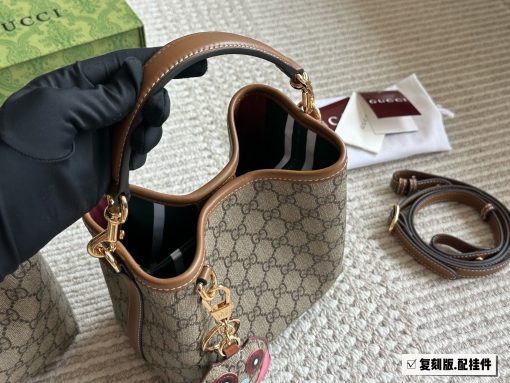 GUCCI Emblem bucket bag - Image 6