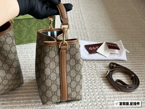 GUCCI Emblem bucket bag - Image 7