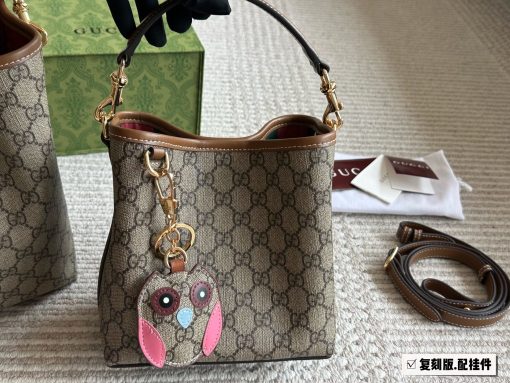 GUCCI Emblem bucket bag - Image 10