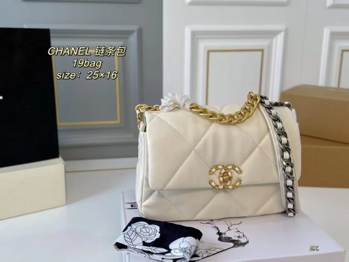 CHANEL chain bag