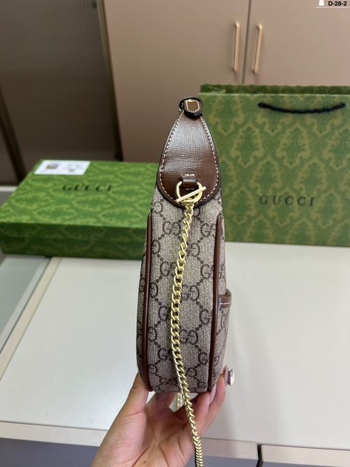 GUCCI crescent-shaped bag - Image 8