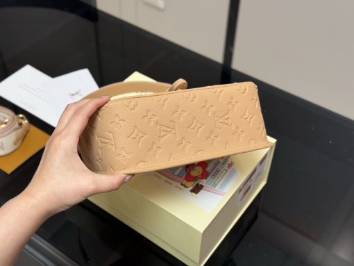 LV baguette bag - Image 3