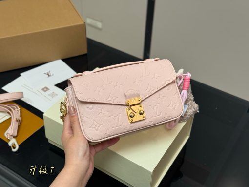 LV messenger bag - Image 9
