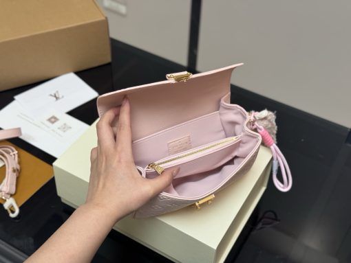 LV messenger bag - Image 7