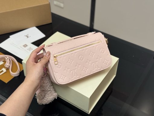 LV messenger bag - Image 4