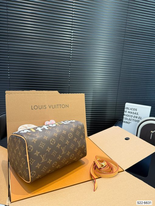 LV pillow bag - Image 4
